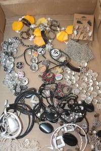 lot 5648 image: Misc. Jewelry