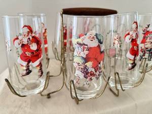 lot 19 image: Christmas Coca-Cola Santa Print Glass Tumbler Set of 8 with Metal Carrier