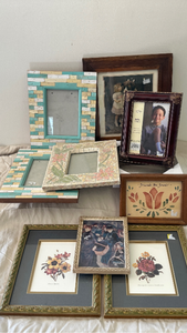 lot 25 image: Picture frames and wall decor