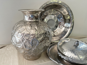 lot 29 image: Aluminium and silver tone metal decorative items
