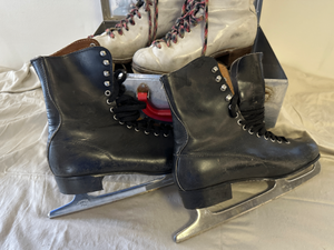 lot 32 image: Vintage ladies rollerskates Size 5.5, ice skates Size 9 and metal box