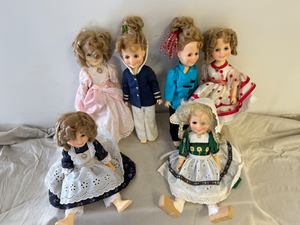 lot 38 image: Six Shirley Temple dolls