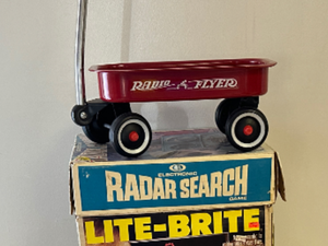 lot 40 image: Wagon, Vintage building set and light bright