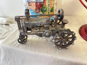 lot 41 image: Cast iron tractor and metal decor items