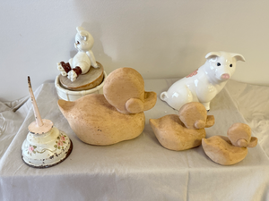 lot 43 image: Pig decor, musical pig, handmade wooden ducks and painted oil can
