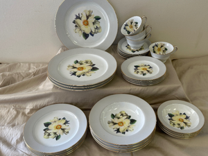 lot 58 image: Noritake White Rose 4 piece setting28 pieces