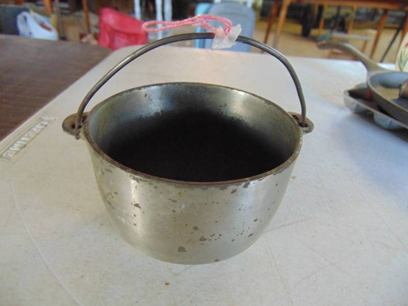 lot 3135 image: Small Wagner Cast Pot