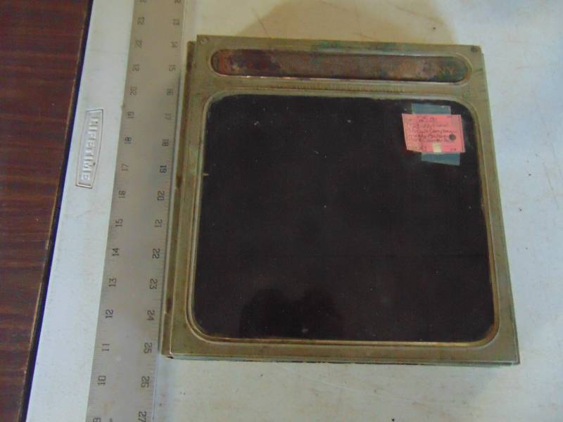 lot 3137 image: Biscuit Box End