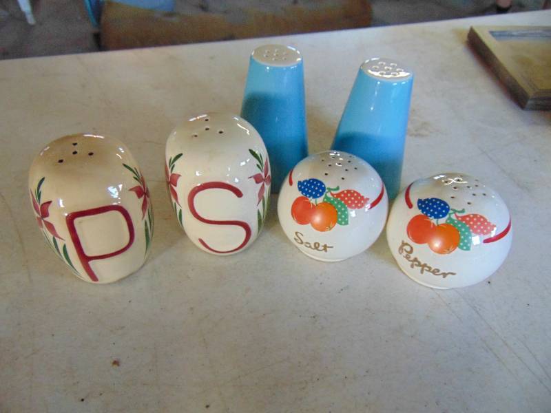 lot 3138 image: 3 pair Salt and Pepper Shakers