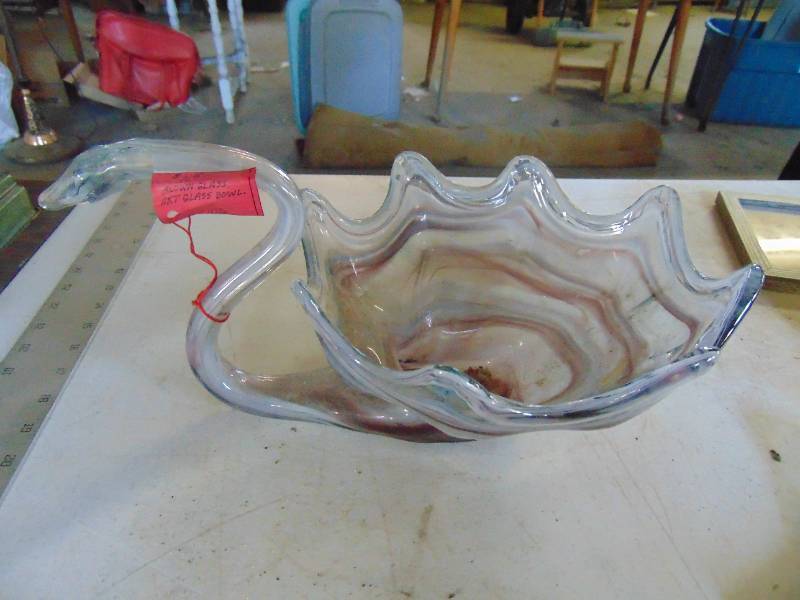 lot 3139 image: Bird Glass Art