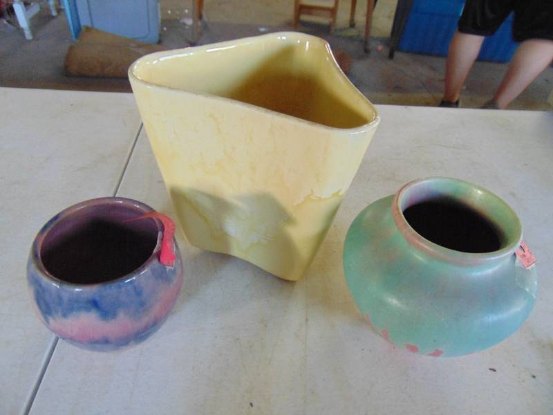 lot 3143 image: 3 Colorful Vases