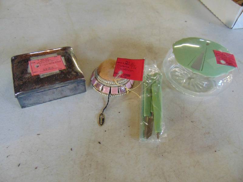lot 3146 image: Powder Boxes -Silverplate Box and More
