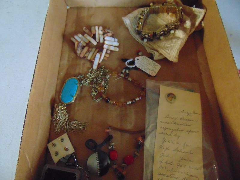 lot 3147 image: Selection of costume jewelry