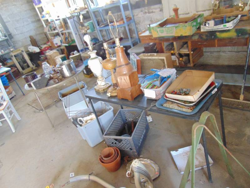lot 3171 image: Contents of Table and 2 Tubs