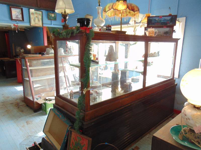lot 3180 image: Contents within Display Cabinet - -