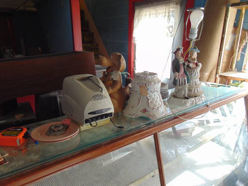 lot 3183 image: Contents on Top of Display Case