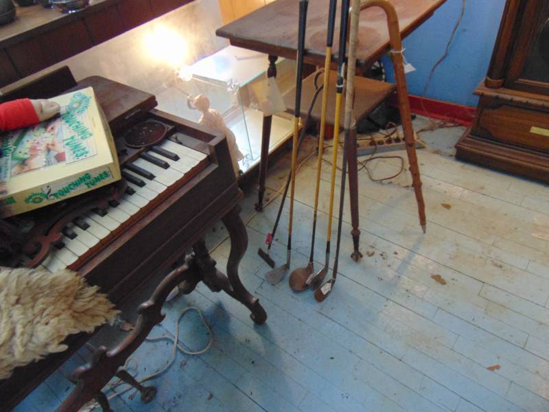 lot 3186 image: Vintage Golf Clubs and Branding Iron