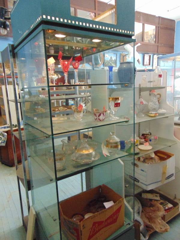 lot 3192 image: Contents of Glass Display case -