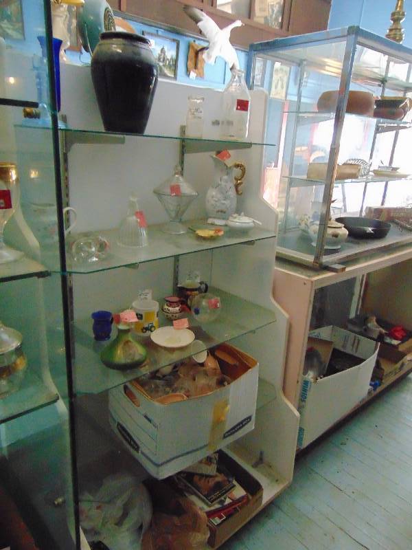 lot 3193 image: Contents of White Display Case - Look at pictures