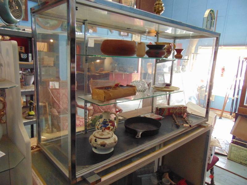 lot 3199 image: Contents of Glass Display Case - Metal Pan