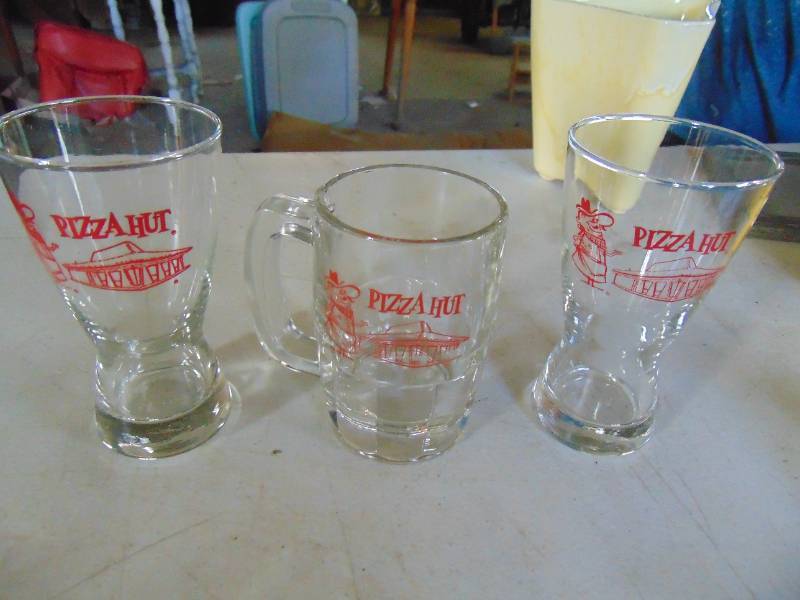 lot 3123 image: Pizza Hut Beer Glasses