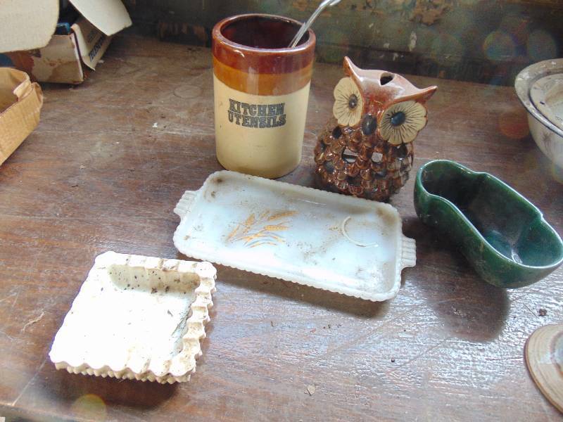 lot 3110 image: Decor Assortment - Planters - Modern Kitchen Utensil Crock