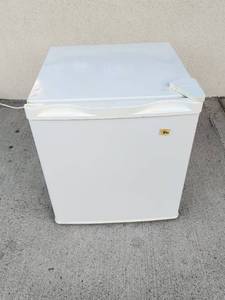 lot 127 image: Magic Chef Compact Mini Refrigerator Single Door