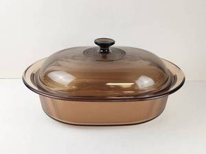 lot 239 image: Corning Vision 4 QT Oval Casserole Dish with Lid V-34-B