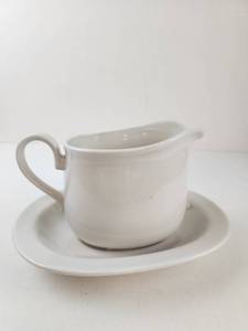 lot 241 image: Corning Microwavable Gravy Boat with Saucer 81-TY