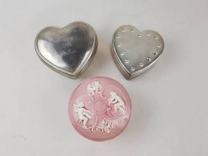 lot 264 image: Lot of 3 Heart and Round Trinket Boxes