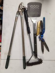 lot 290 image: Lot of 5 Garden and Grill Tools Lopper, Hedge Shears, Spatula, Brush, Utility Knife