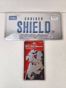 lot 314 image: Cruiser Bubble Shield License Plate Cover 74100  Pilot Bull Dog Emblem IP-3051