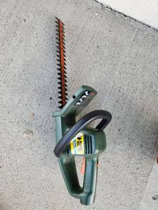 lot 316 image: Black & Decker 16 in Electric Hedge Trimmer 120V Tested & Works