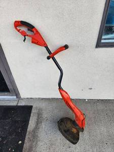 lot 318 image: Black  Decker Grass Hog 14 in Corded Electric String Trimmer 120V Tested & Works
