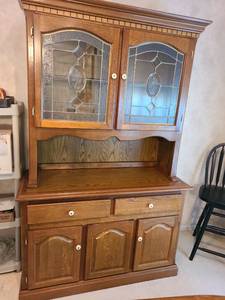 lot 901 image: China cabinet with hutch with leaded glass doors, 76x49x18