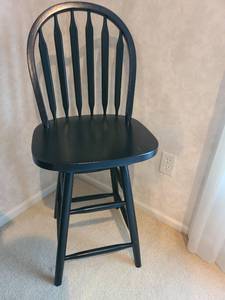 lot 902 image: Black swivel counter stool, 42in tall, 24in floor to seat
