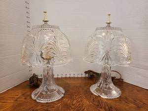 lot 904 image: Pair of lead crystal accent table lamps, 14in tall