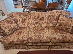 lot 907 image: Lane Furniture floral couch 34x88x36, 19in floor to seat, includes 2 matching throw pillows, matches lot 2004 loveseat