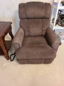 lot 912 image: La-Z-Boy brown recliner with throw pillow