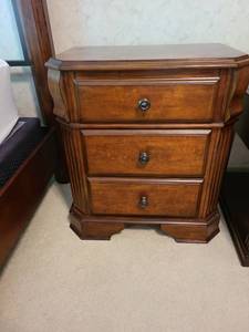 lot 922 image: Small chestnightstand 29x26x16