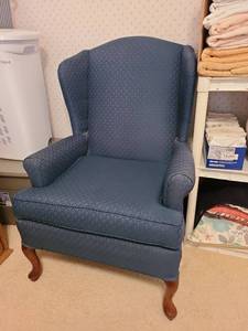 lot 928 image: Upholstered wing back accent chair 38x29x29,  19in floor to seat