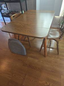 lot 929 image: Kitchen table with drop sides, 29x30x48 sides up and 29x30x28 sides down, plus 2 chairs