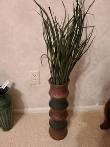 lot 1002 image: Ceramic vase 18in, nit including dried leaf arrangement