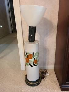 lot 1027 image: Vintage hand-painted lamp 28in tall