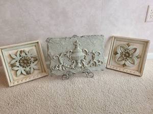 lot 1038 image: Wall Plaque Lot of 3 Pieces with Easel Stand, squares are 10x10