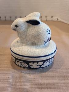 lot 1040 image: Vintage Lidded Ceramic Oval Trinket Box from Potting Shed Dedham Rabbit line