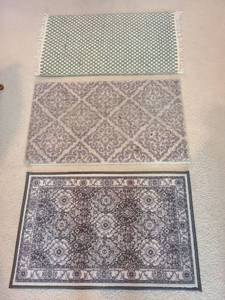 lot 1043 image: 3 rugs 20x31