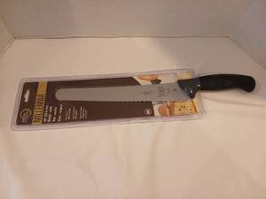 lot 1105 image: Mercer Millennia 10 in Wide Bread Knife M23210 new in package
