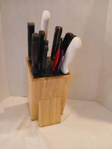 lot 1107 image: Knife Block with Assorted Kitchen Knives