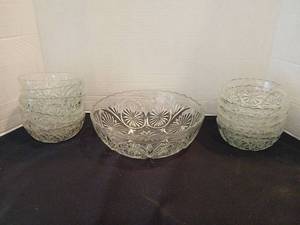 lot 1121 image: Clear Pressed Glass Bowl Set with  Serving Bowl and Small Bowls 12 pieces